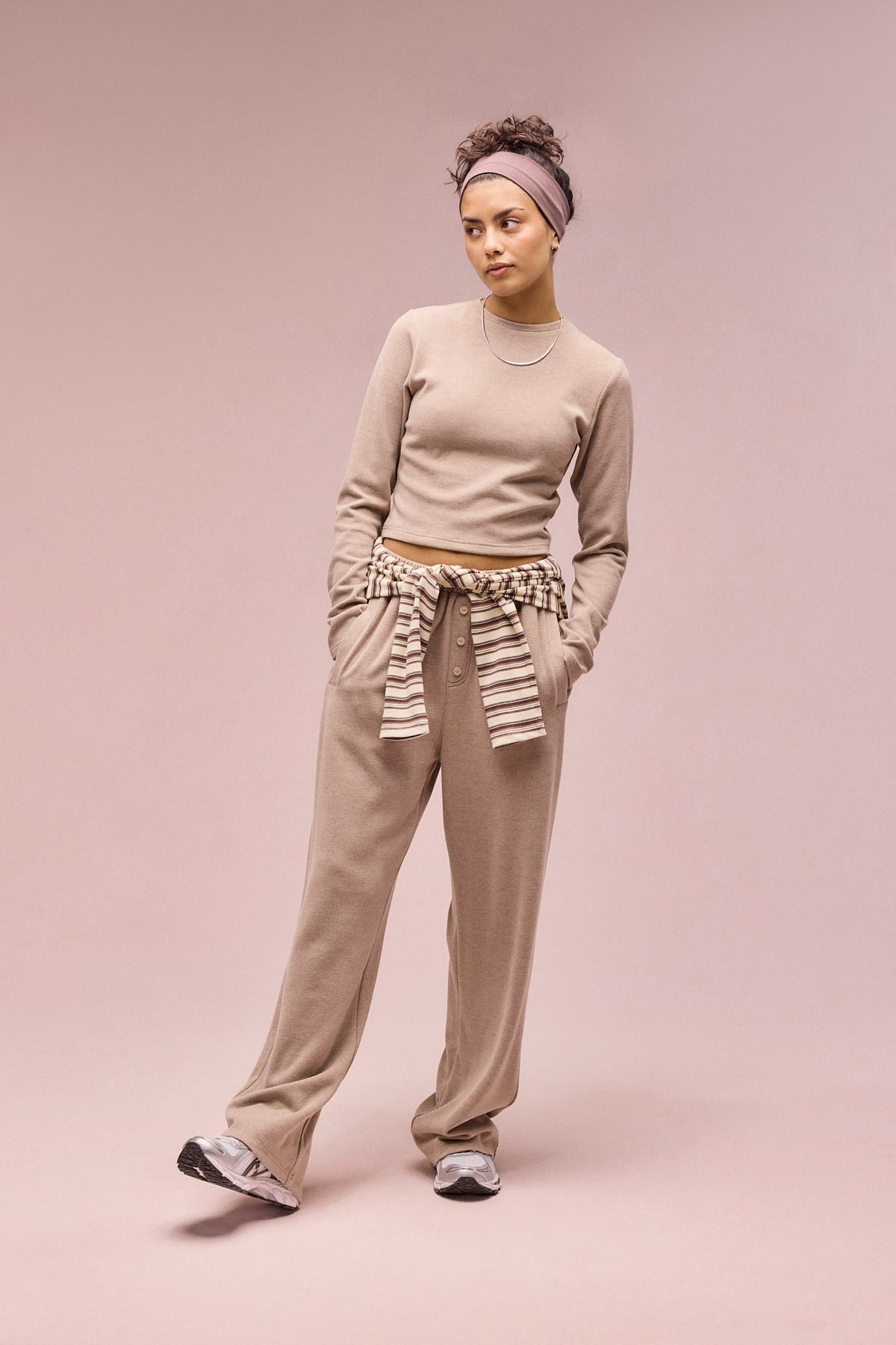 Hose mit weichen, pfirsichfarbenen Knöpfen – Taupe